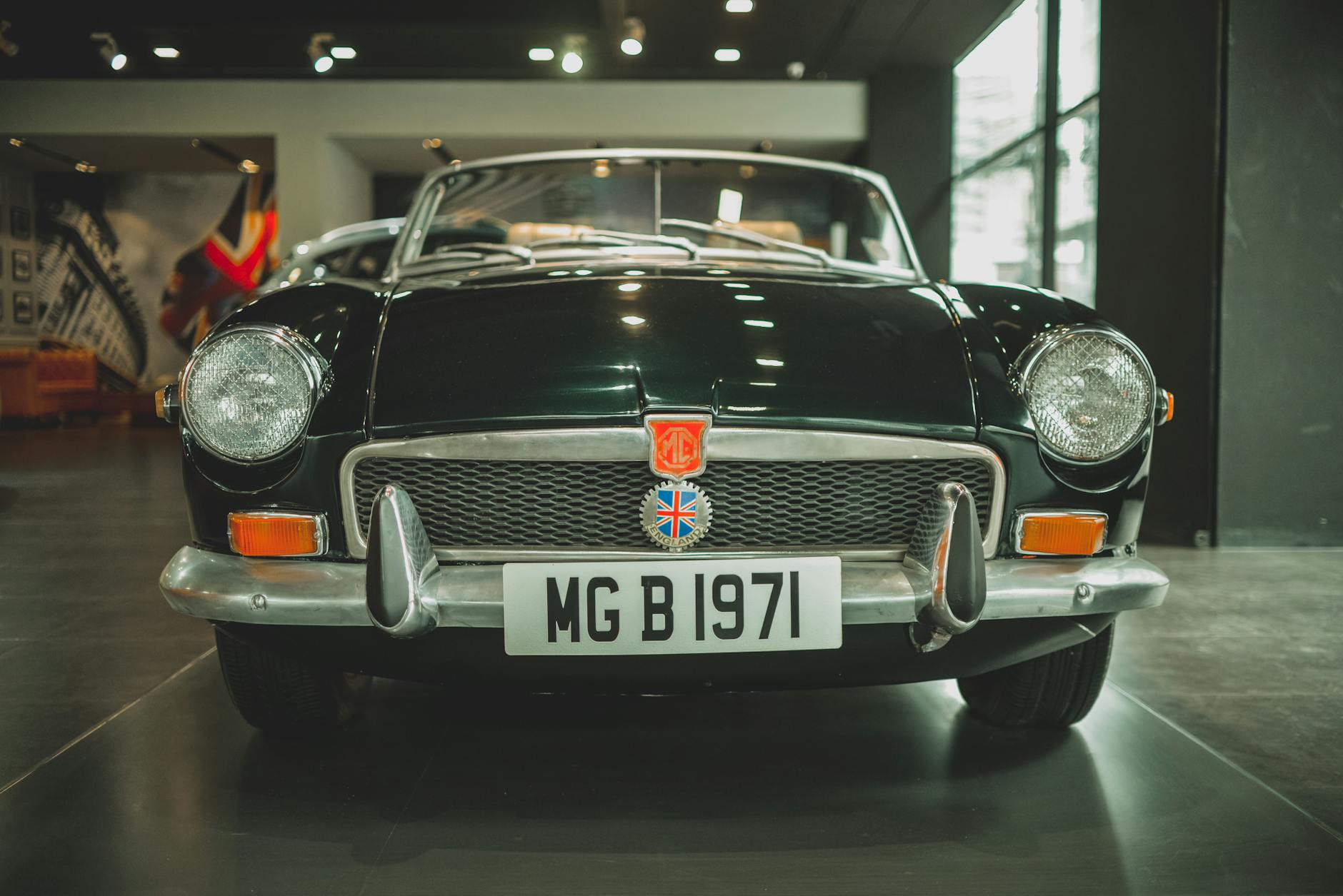 Klasyczny kabriolet MG B z 1971 roku w eleganckim salonie