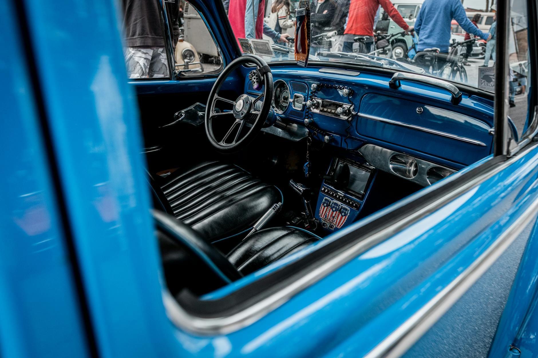 Wnętrze klasycznego niebieskiego Volkswagena Garbusa z epoki retro
