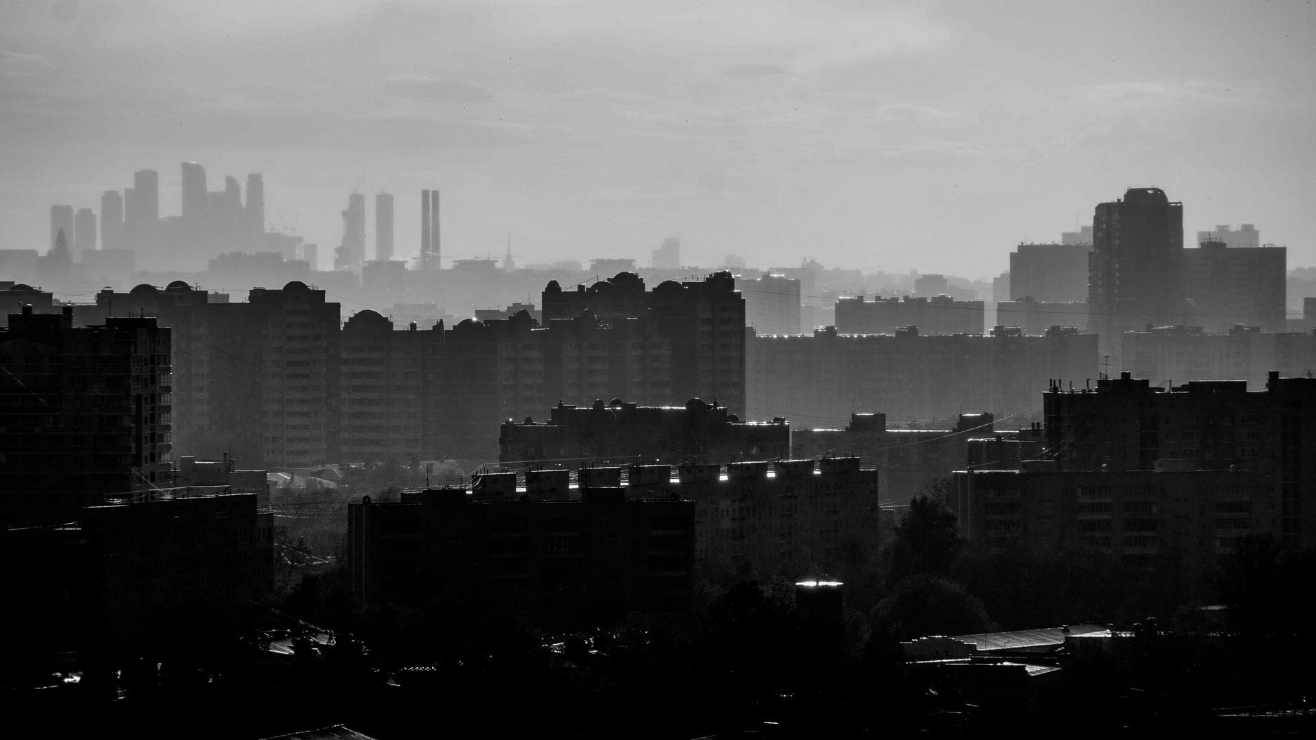 Najpiękniejsze miasta Rosji na weekendowy wyjazd – przewodnik dla podróżników z Polski Czarno-biały widok z lotu ptaka na panoramę Moskwy o zachodzie słońca