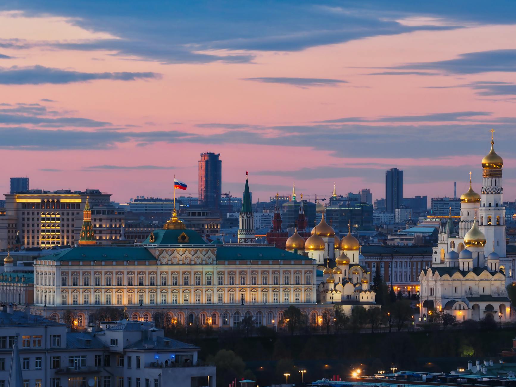 Panorama Moskwy o zachodzie słońca z Kremlem i cerkwiami