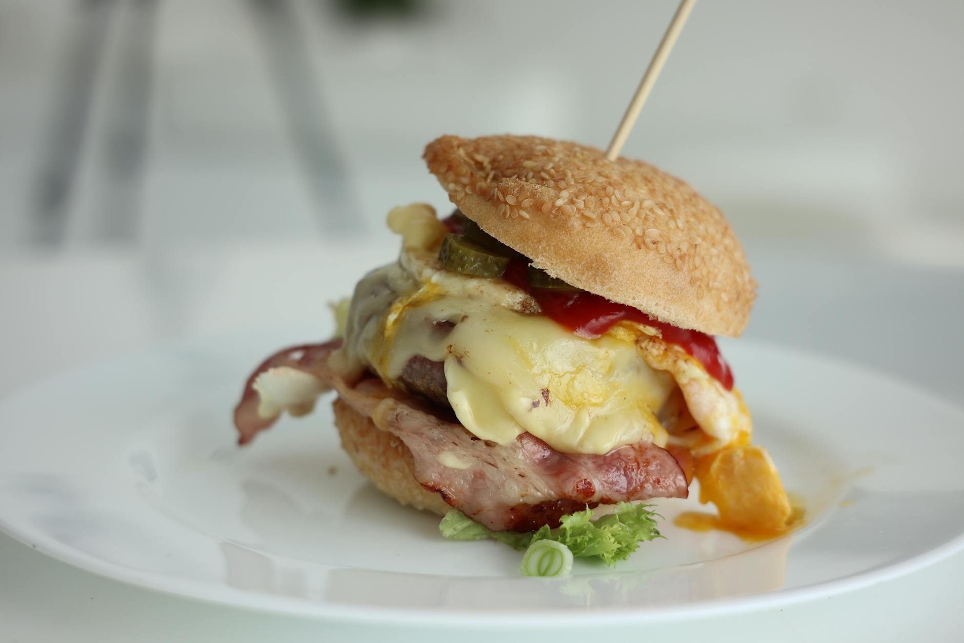 Soczysty cheeseburger z dodatkami jako przykład domowego street foodu