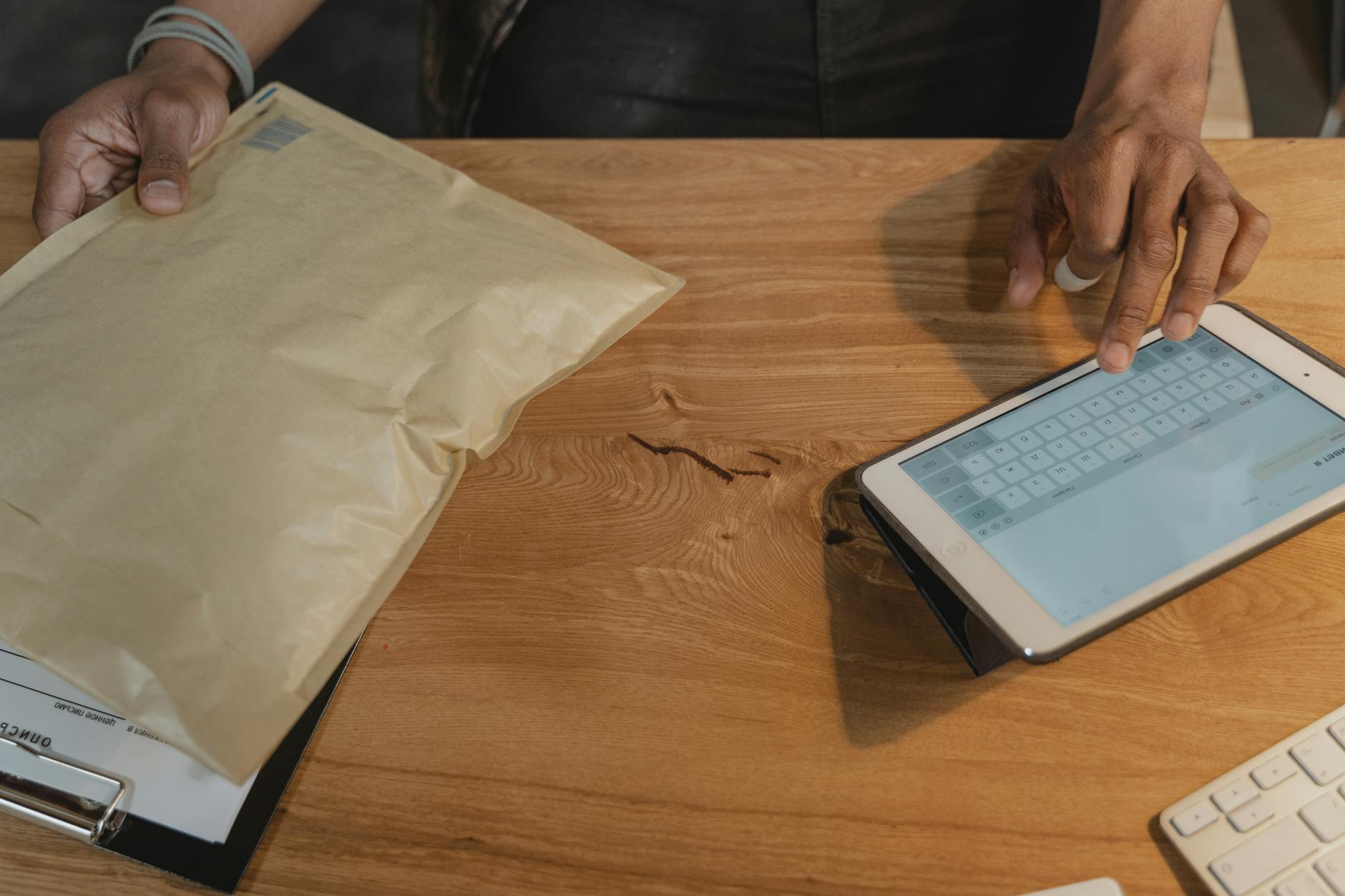 Specjalista e-commerce zarządza wysyłką paczek na tablecie Specjalista e-commerce zarządza wysyłką paczek na tablecie