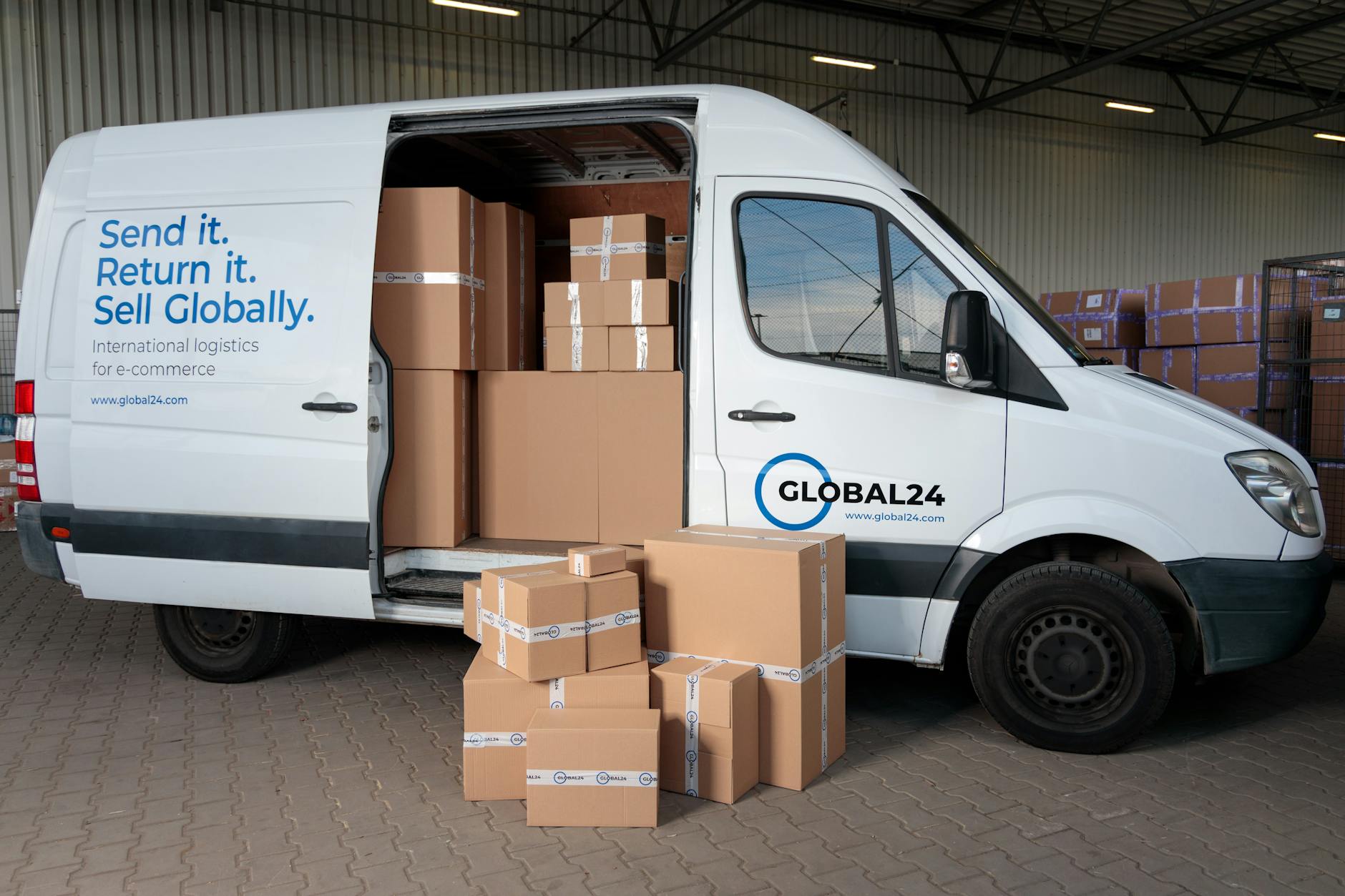 Zwroty z e commerce jak zautomatyzować przyjęcia i korekty stanów Dostawczak załadowany kartonami przed wysyłką w globalnej logistyce
