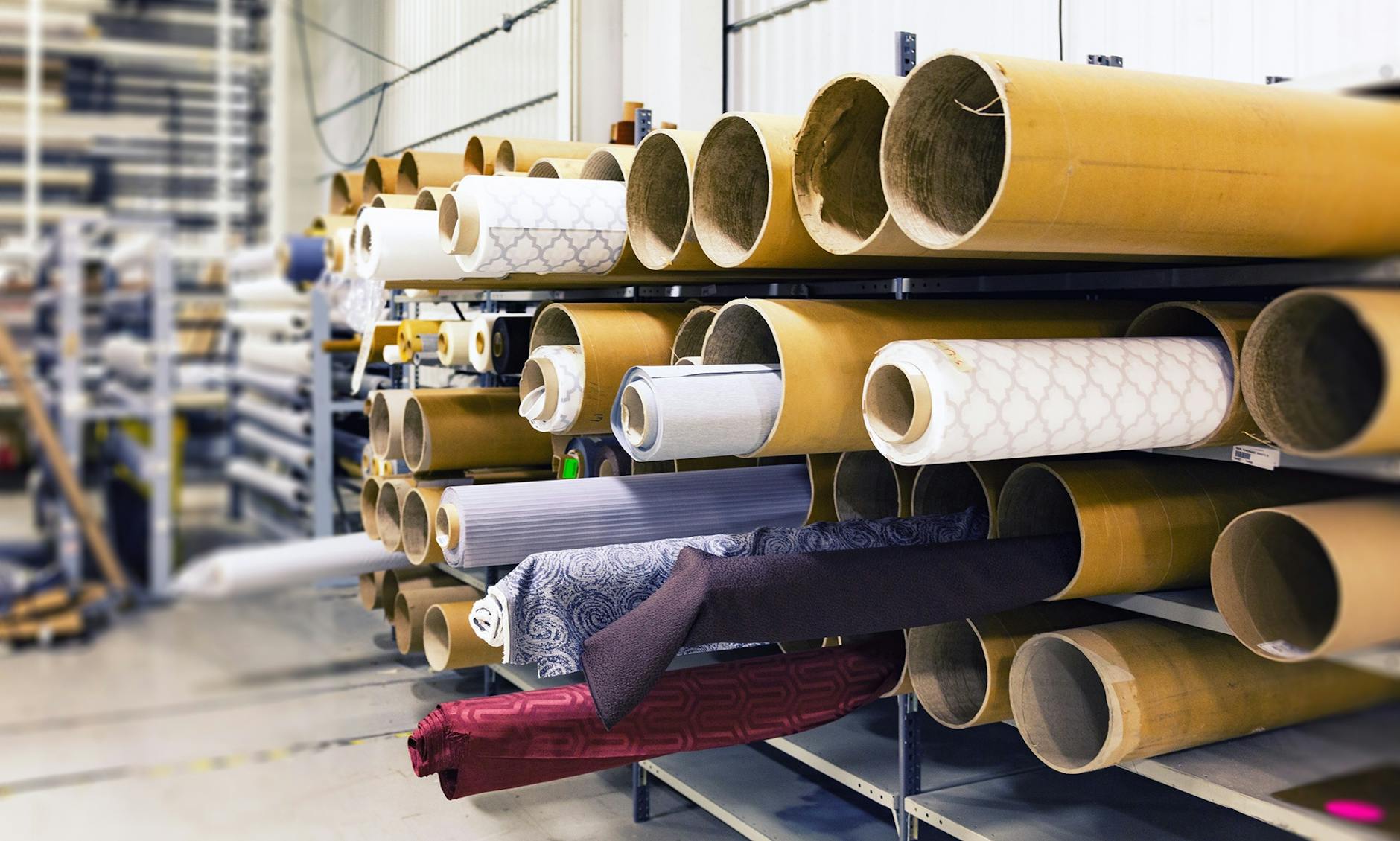 Rzędy bel materiału w magazynie zakładu produkcyjnego