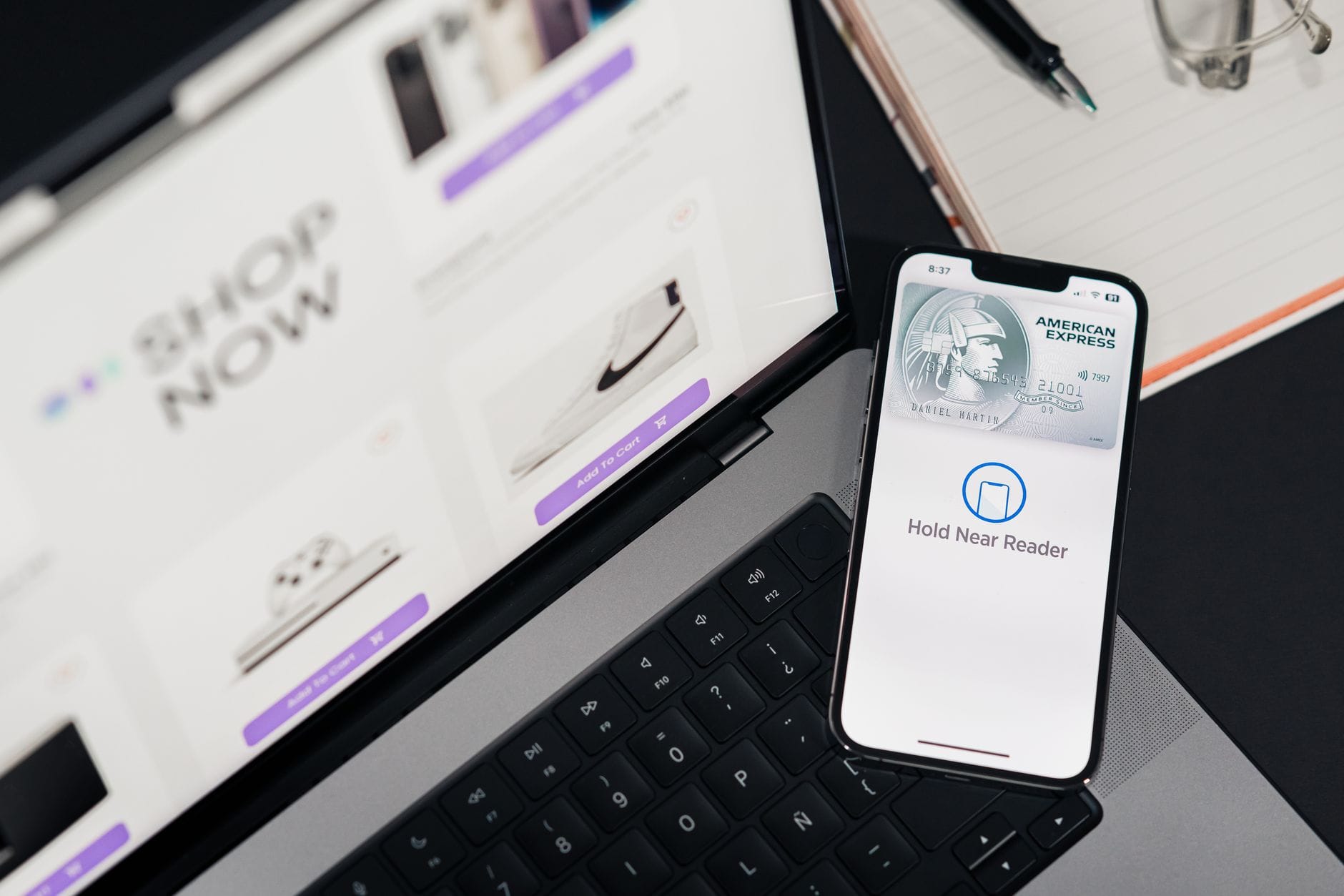 Integracja płatności online z ERP: uzgadnianie wpłat i rozrachunków Smartfon z aplikacją terminala płatniczego obok laptopa z e‑sklepem