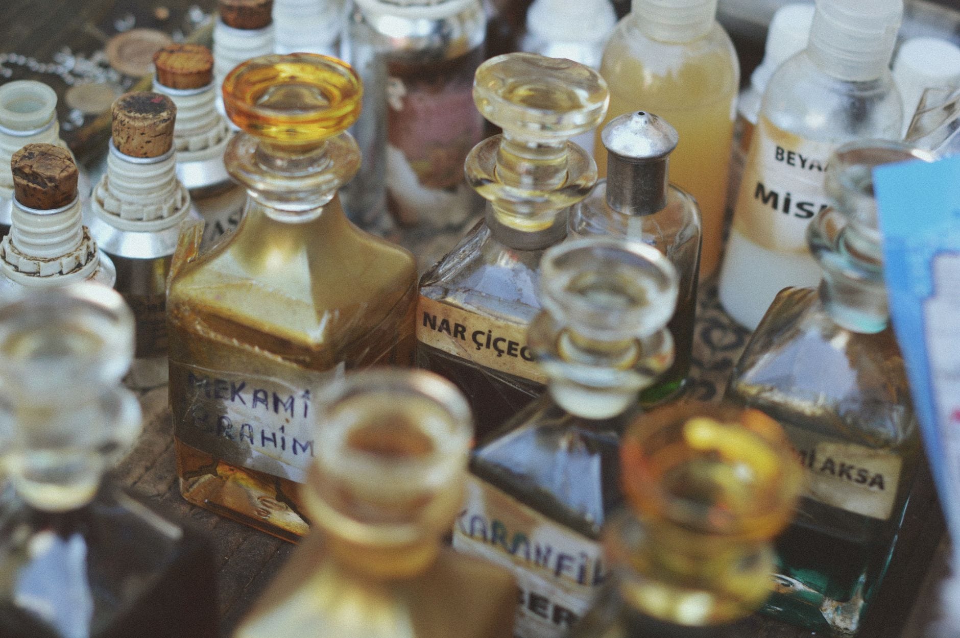 Zbliżenie na kolekcję szklanych, vintage flakonów perfum Zbliżenie na kolekcję szklanych, vintage flakonów perfum