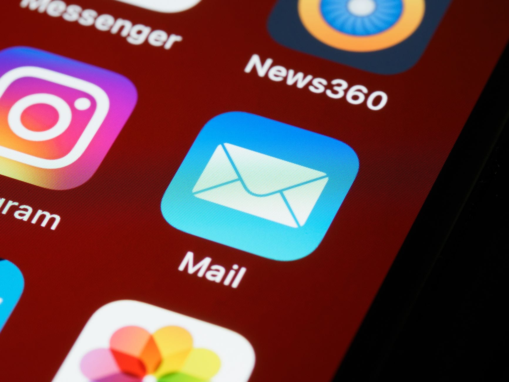 Zbliżenie ekranu smartfona z ikonami aplikacji, w tym Mail