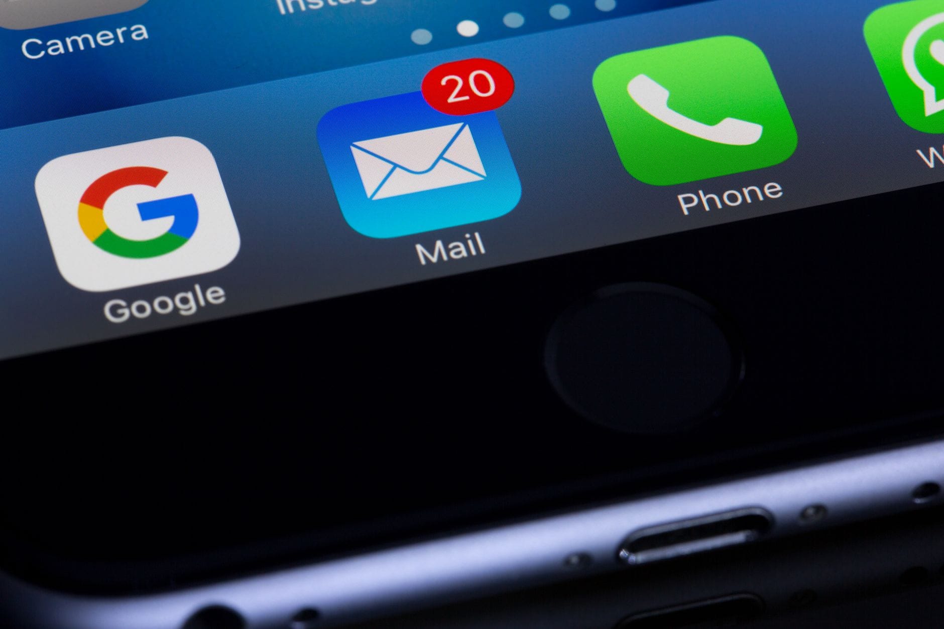 Alerty biznesowe: kiedy ERP powinien sam wysłać maila zamiast czekać na raport Zbliżenie smartfona z ikonami aplikacji Google i Mail na ekranie