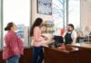 Jak zintegrować formularz kontaktowy z CRM i nie gubić zapytań Klienci rozmawiają z obsługą przy ladzie restauracji