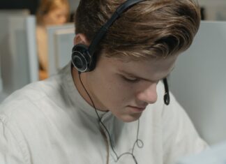 CRM czy system ticketowy? Jak wybrać narzędzie do obsługi zgłoszeń Konsultant call center w słuchawkach obsługujący zgłoszenia klientów