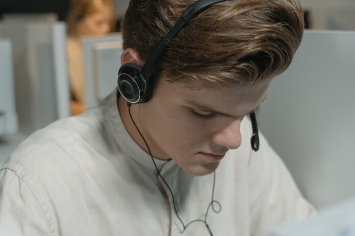 Konsultant call center w słuchawkach obsługujący zgłoszenia klientów
