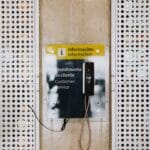 Telefon publiczny obsługi klienta przy wejściu na ruchliwą stację