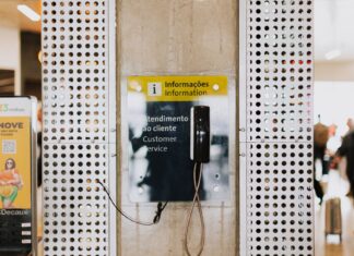 Jak automatycznie informować klienta o statusie zamówienia w CRM Telefon publiczny obsługi klienta przy wejściu na ruchliwą stację